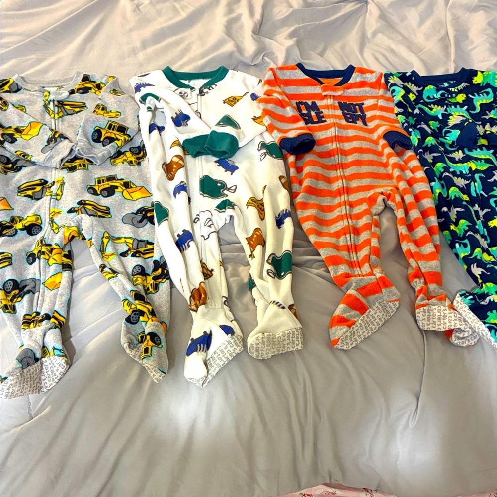 💙Set of 4 Carter’s Footed Zip up Jammies